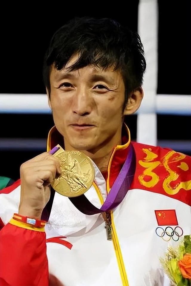 里子面子都没了！赔光2亿后，妻子深夜亲手撕下邹市明最后的体面