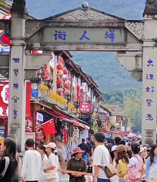 5年倒闭10家景区，年轻人穷游住帐篷，天价酒店景区为啥割不动了