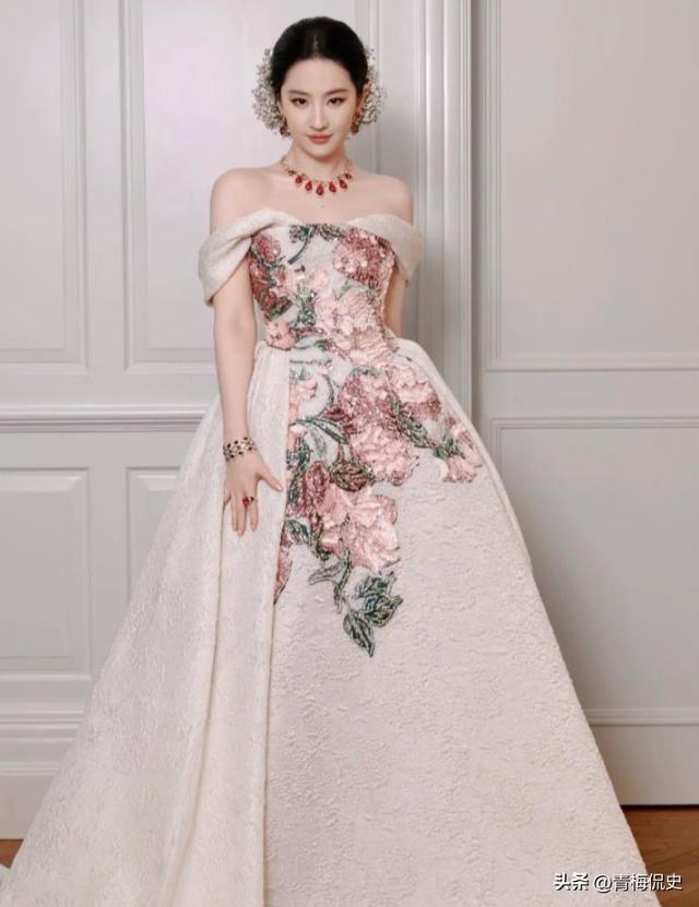 上海红毯：金晨吓人，杨幂像巫婆，周冬雨透视装辣眼，刘亦菲完胜