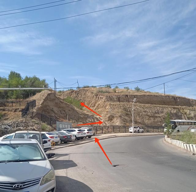 乌市雅山往西去有个水景公园,水面像梯田,还有花卉基地