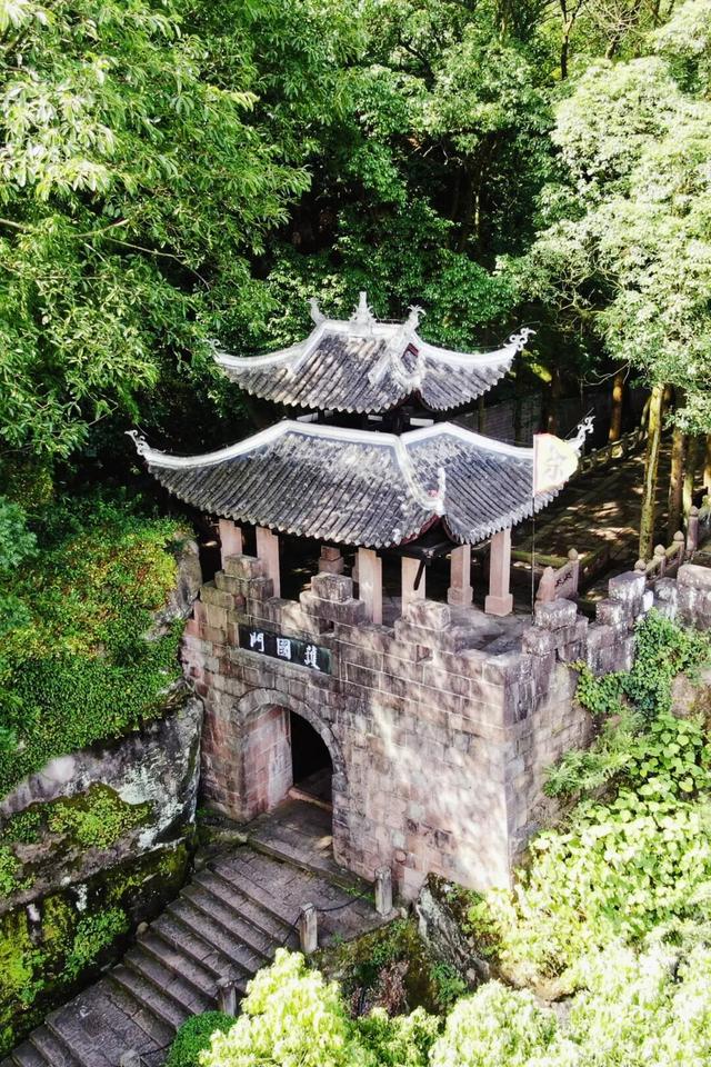 被重庆光芒掩盖，这座小城被一碗“刨猪汤”带火，景点几乎免费看