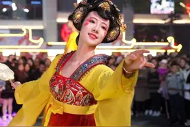 “90后”西安“不倒翁小姐姐”一夜爆红！17亿播放，6000万人在线求牵手，网友：这就是一眼万年的感觉吧！图片