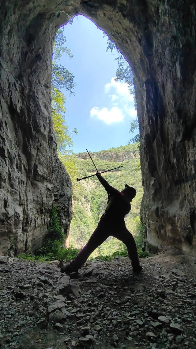 山西太行山中藏着一只天眼，当地人称老雕窝，驴友叫它天门洞