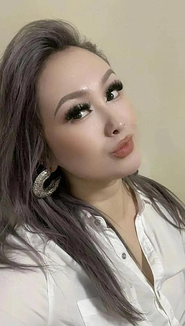 中法混血儿，大骨架，体格肥美，五官精致到无懈可击，长相很特别