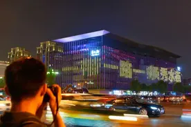 重绣上河图｜长安街边，有一幅当代“清明上河图”图片