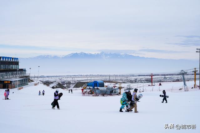 乌鲁木齐冬日再次“破圈”！2026冰雪旅游十佳城市再添一城→
