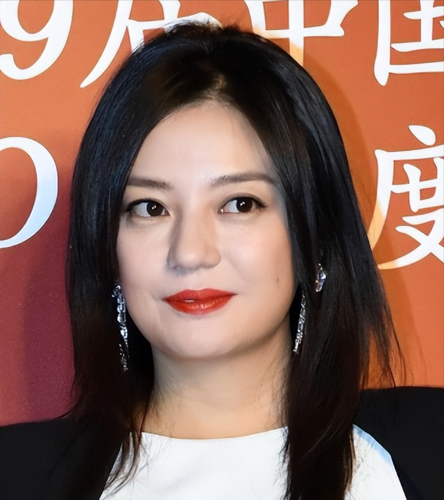 1590万资产被冻结！劣迹艺人赵薇走投无路，将15岁女儿当救命稻草