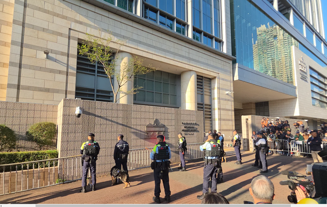 刚刚！乱港首恶分子黎智英被判三罪全部成立！现场部分乱港分子入庭旁听，场外警方出动反恐特勤队严阵以待！