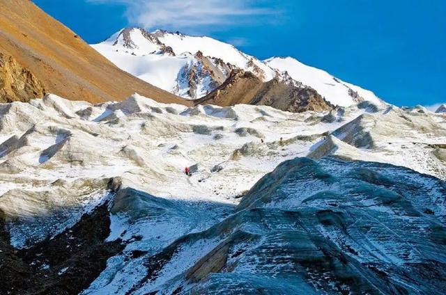 国庆“牛马”扎进山！不挤5A景区，年轻人徒步团爆满！