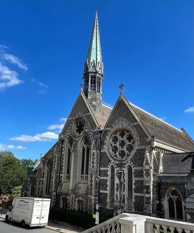英国美女远嫁中国5年，生下2个孩子后，哭着说：再也不想回去了