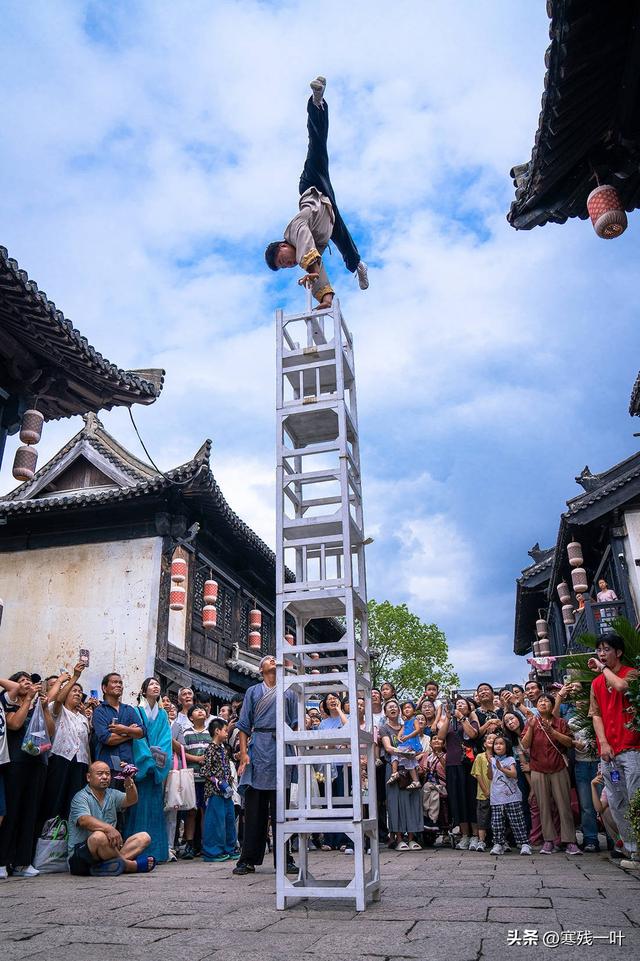 国庆假期首日，浙江象山影视城被挤爆了！游客：低估了夜游的魅力