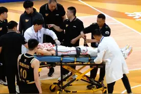 广东遭暴击！任骏飞伤情出炉，朱芳雨发声很无奈，“诈伤”迎反转图片