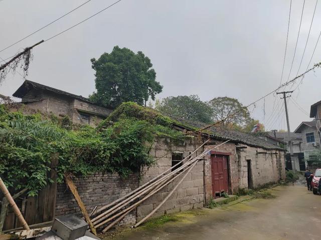 重庆江津山上的一个小山村，至今保留赶场，地名与古代皇帝有关