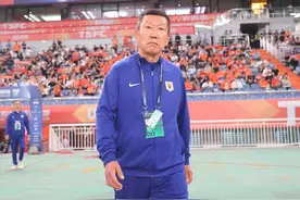 山东泰山：主教练崔康熙因身体不适回韩国治疗，未来两周由助理教练金铉敏带队训练比赛图片