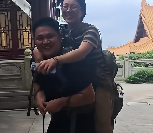 广东一女子登山脚崴，被路人小伙背40分钟下山，网友点赞正能量