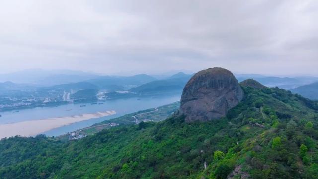 半江碧波，一城风华。这里是龙母故乡、崇德之城——德庆！
