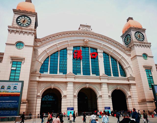 武汉是一座拥有3500年历史的文化名城，但城市的名称却很年轻