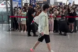 国乒成都回京！莎莎拉开窗帘让大家拍照，大头无名指戴上了戒指。图片