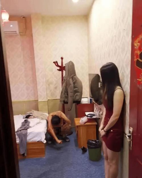 499隔衣服摸胸！私人影院暗藏涉黄：299元起步撕丝袜，还有更过火