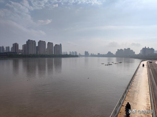 江城广场上的摇橹人雕塑，隐藏在吉林大桥中间的历史遗迹