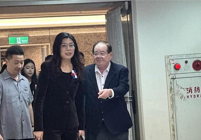 不装了？面对解放军武力夺台，郑丽文语出惊人，喊出“武力保台”