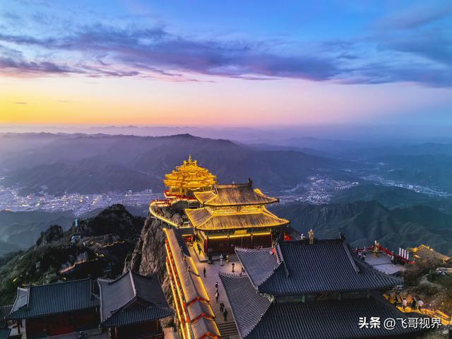 那一刻，金顶披霞