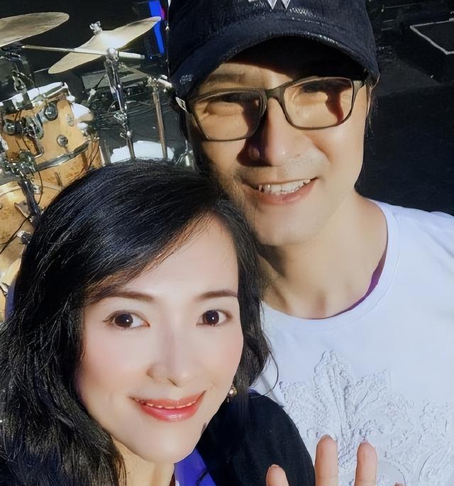 间隔不到2小时，章子怡、汪峰先后发文	，网友：终究是森林北输了