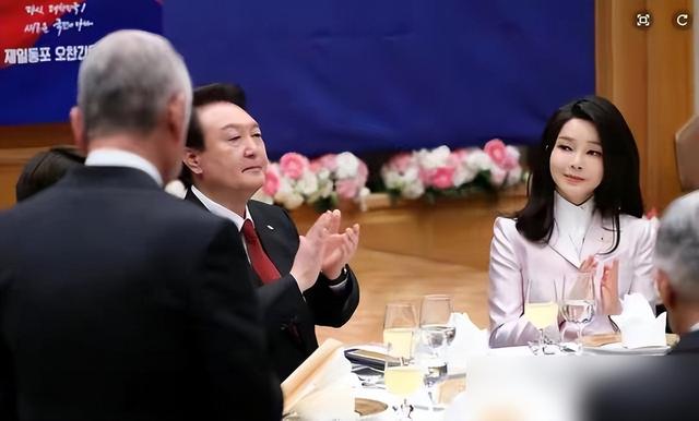 韩第一夫人在日本美够后回家了！2天换6套造型像时装秀，嫩得过分