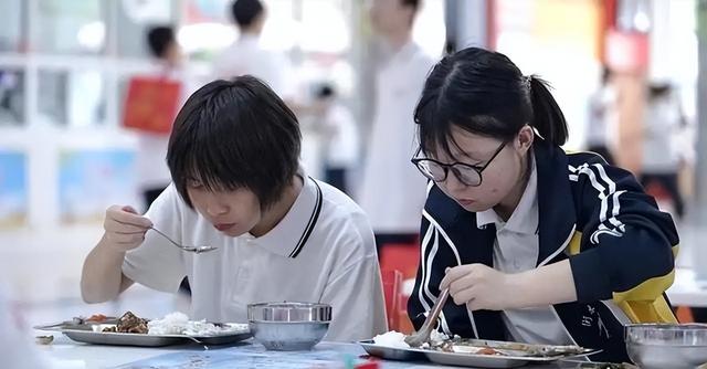 北京下了个死命令：2027年底前，所有中小学必须告别“校外配餐”