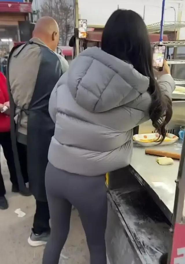 女子穿瑜伽裤赶大集，回头率十足，网友：这装备在村里“超纲”了