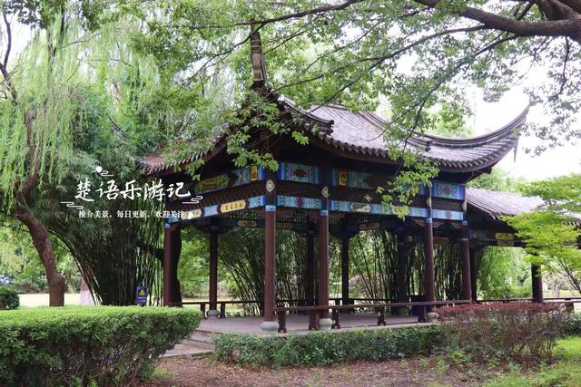 宁波北仑发现一个园林型风景，彩绘长廊与假山瀑布相映，景美如画