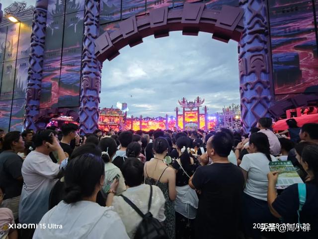 万岁山周六客流堪比此前节假日,音乐节区域已限流应对