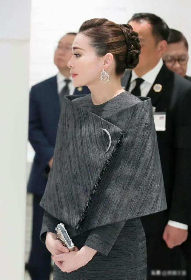 泰王不懂妻美！和苏提达王后参观北京航天城，对其使眼神表情严肃