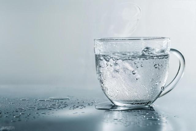 医生发现：大量喝水的糖尿病患者，用不了多久，身体或有3大变化