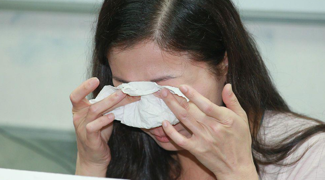 女童身患奇病，求医139次查不出来，医生惊叫：赶紧控制住她妈妈