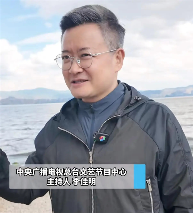 曾是央视名嘴，31岁因一句话离开央视远赴美国，50岁的他怎么样了
