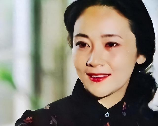 她是央视春晚主持人，吞300片安眠药自杀未遂，抢救7天救回小命