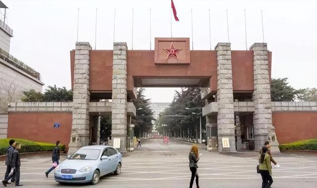 什么级别的军人，可以住军区大院？不是军人可以住吗？