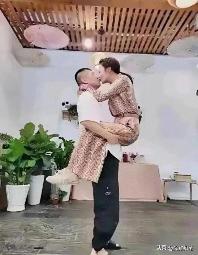 陈建斌夫妇一把年纪了，还对着镜头亲亲抱抱举高高，老了玩得挺花
