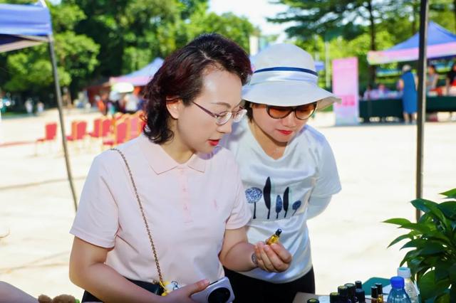 “玫瑰计划”公益徒步开启暖心寻秋之旅——多元互动摊位与自由徒步相结合,打造亲子公益新体验