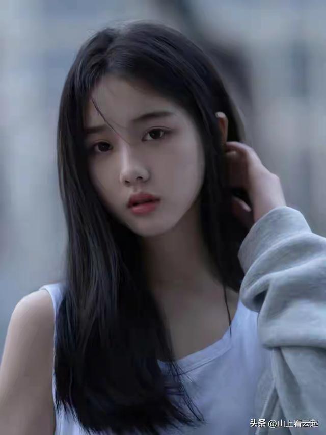 湖北武汉一校花好漂亮 168cm身高体重45kg 美得太犯规 让人移不开眼