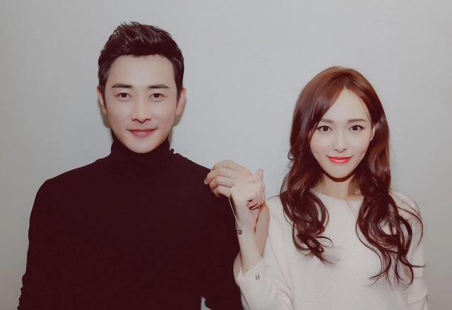 罗晋父亲葬礼后，唐嫣罗晋一路热聊一同离开，明道等艺人随后离开