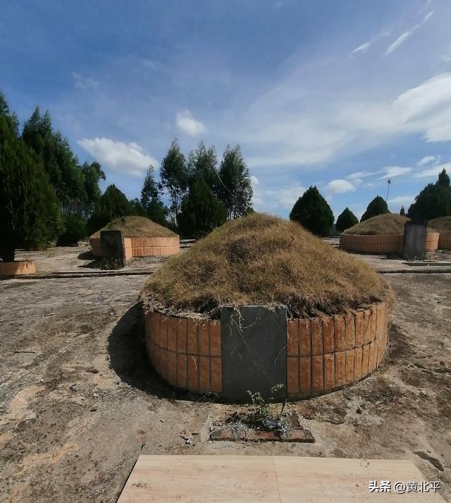 广西南宁市西乡塘区路边清代古墓群，墓主是北宋光禄大夫卢述后裔