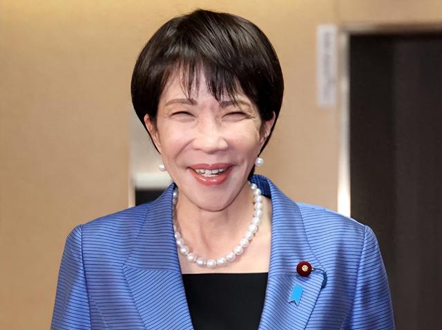 等不来北京贺电，高市早苗公开对华态度，把中国称为“重要邻国”