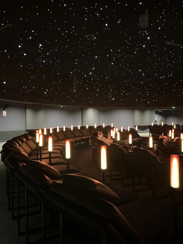 在三星堆躺着看展，真不是玩儿抽象