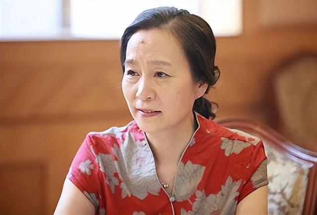 孩子父亲真相大白一月后，奚美娟低调露面	，手足无措，落寞呆坐