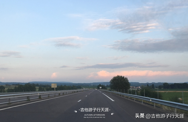 游子的Vlog：法国秋天的田园风光9- 傍晚落日余晖下的公路之旅