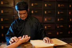 中医把脉真的很神奇，网友感慨:在中医面前仿佛一丝不挂。图片