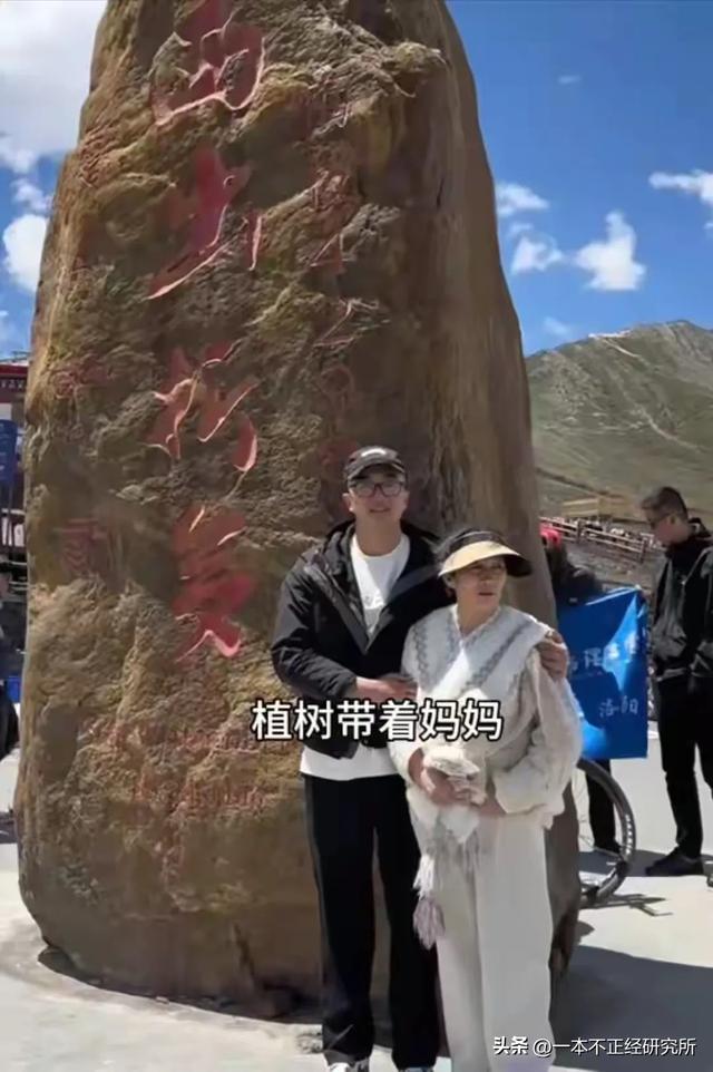 32岁男子把58岁妈妈锁家里，一起洗澡睡觉，就连出门都是形影不离