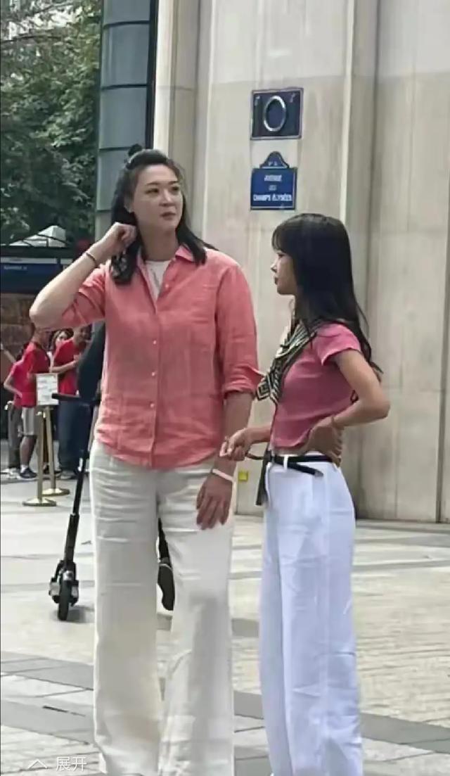 天呐！电视里看不觉得，没想到现实中身材这么魁梧，太美了